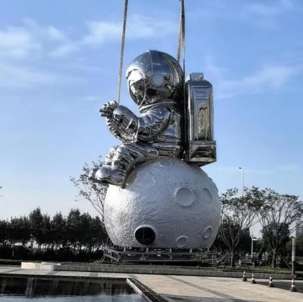 China supplier large mirror polished finish surface stainless steel astronaut man sculpture customize design China supplier large mirror polished finish surface stainless steel astronaut man sculpture customize design - Wemedec