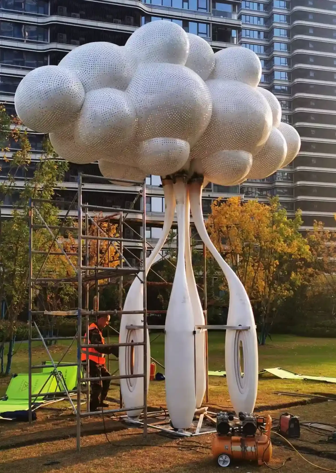 Tree sculpture with round balls and balloons from China WEMEDEC