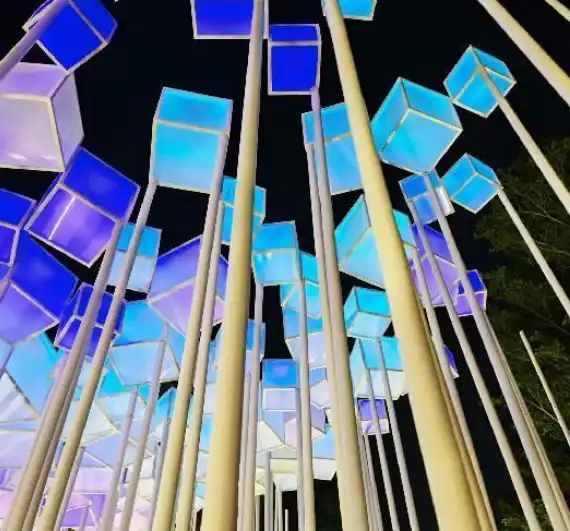 light art works vertical steel pipes with square decors - WEMEDEC Hebei province